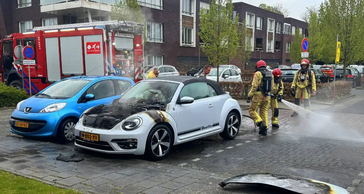 Voorzijde auto verwoest door brand tijdens rit - Foto 7