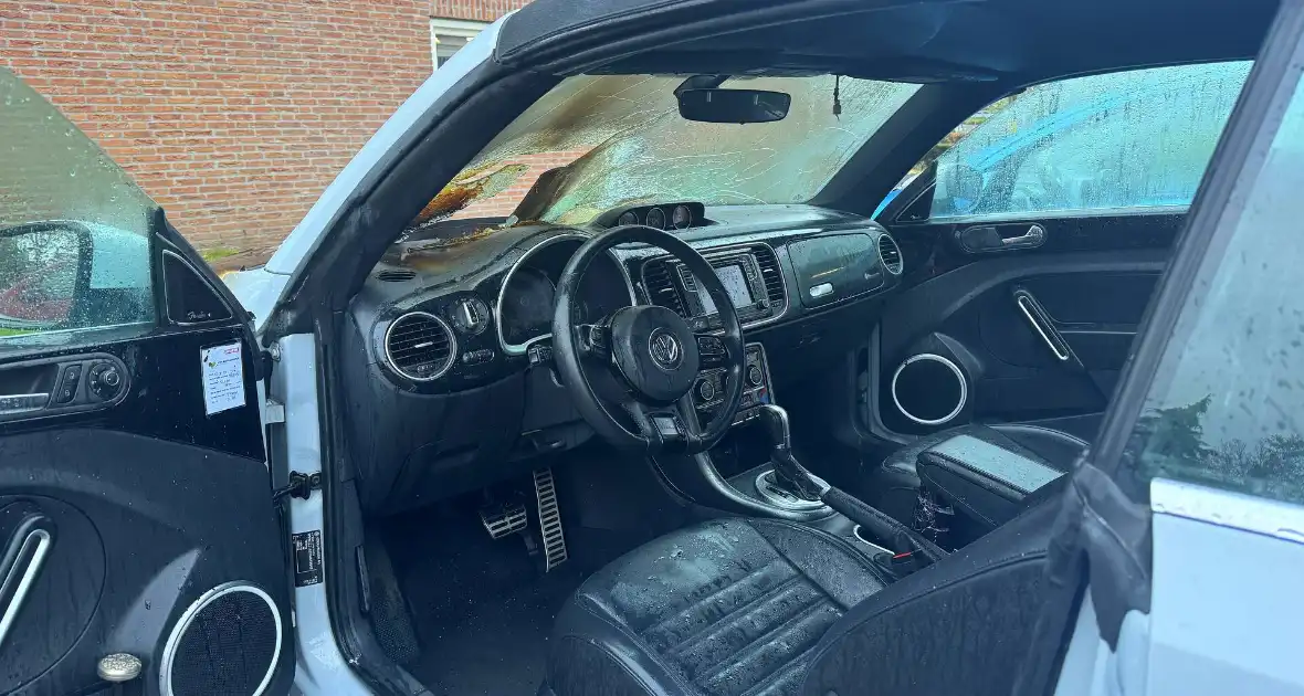 Voorzijde auto verwoest door brand tijdens rit - Foto 8