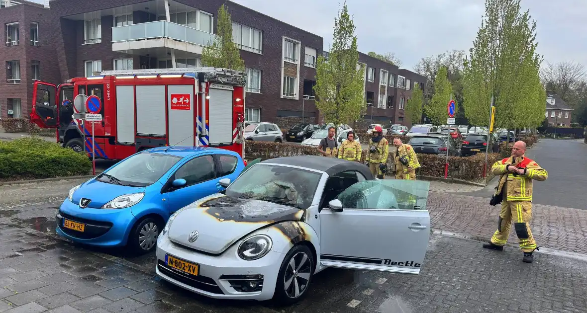 Voorzijde auto verwoest door brand tijdens rit - Foto 9
