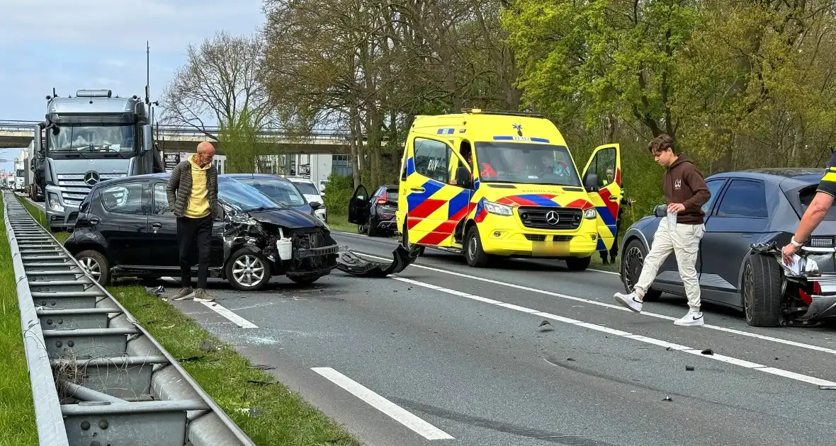 Twee gewonden bij aanrijding tussen twee voertuigen