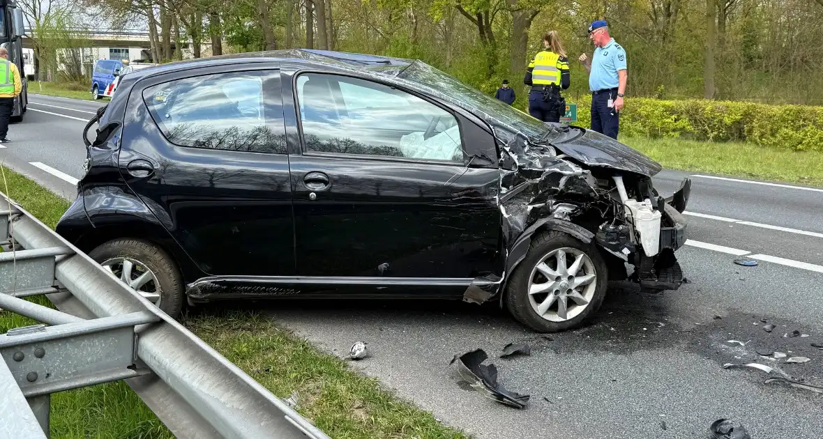 Twee gewonden bij aanrijding tussen twee voertuigen - Foto 2