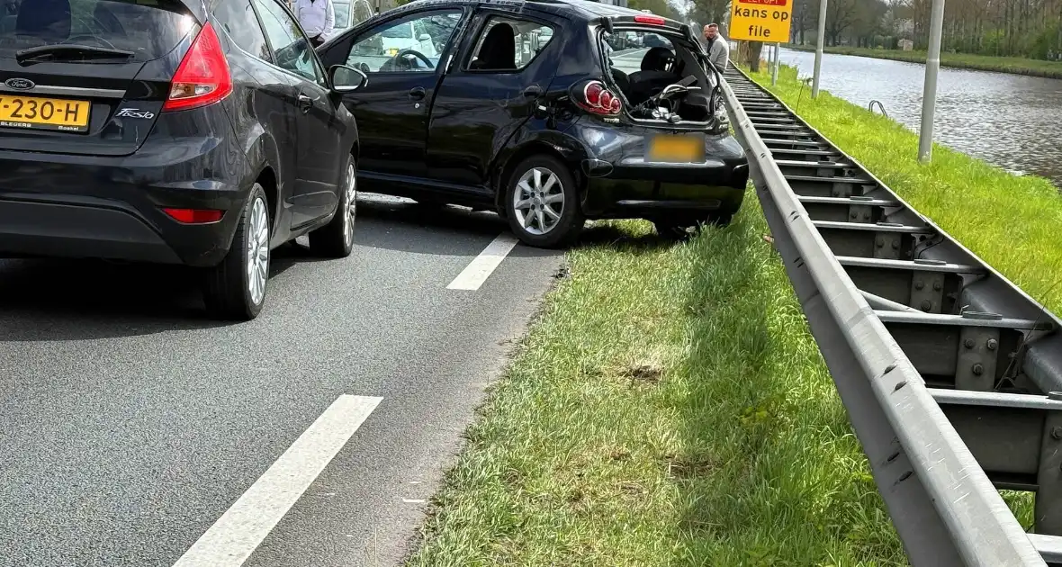 Twee gewonden bij aanrijding tussen twee voertuigen - Foto 3