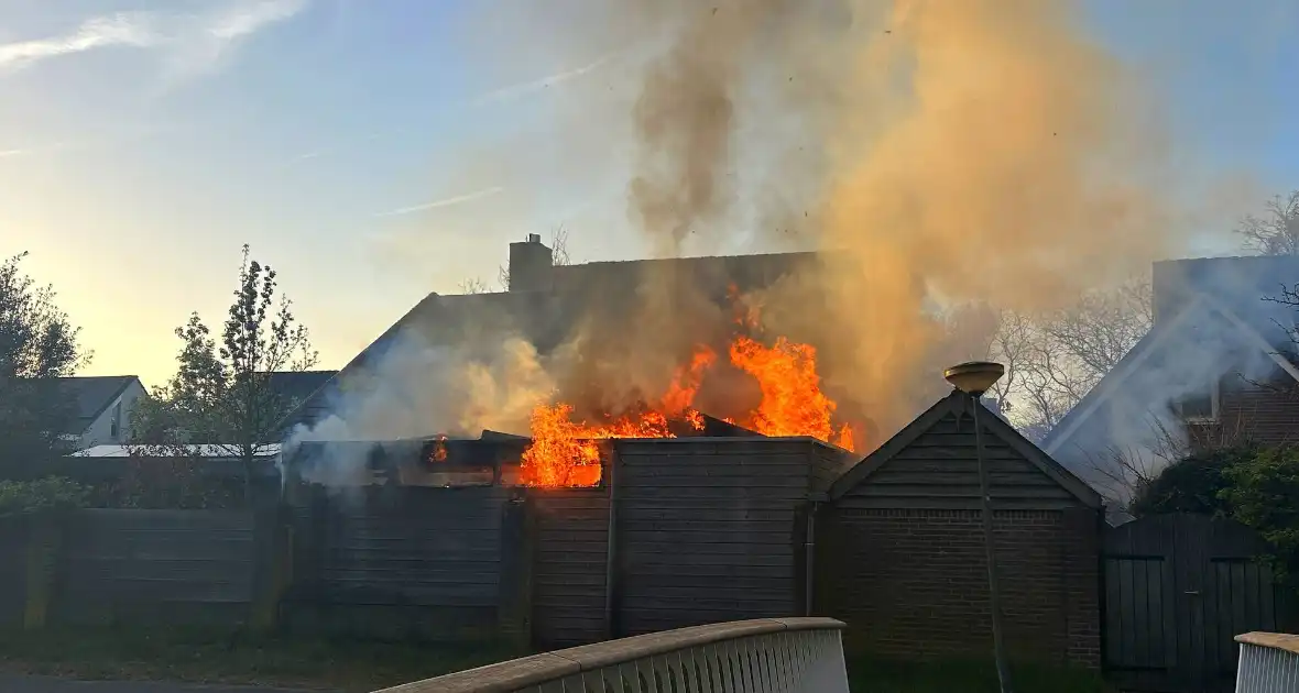 Uitslaande brand in achtertuin