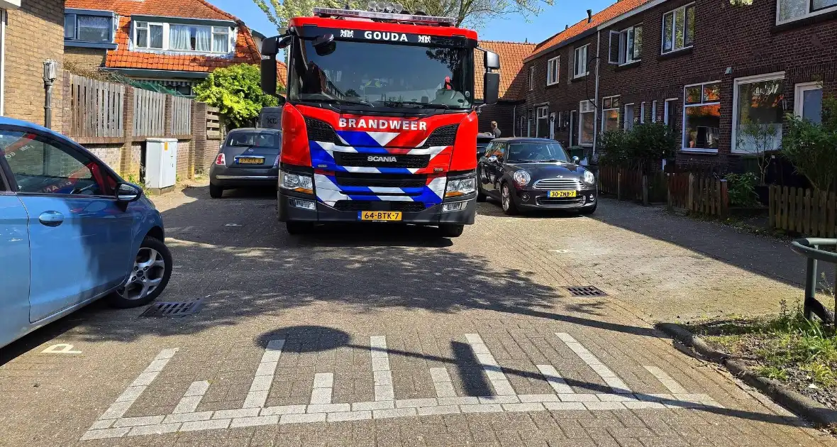 Verhuiswagen raakt tak, brandweer opgeroepen - Foto 7