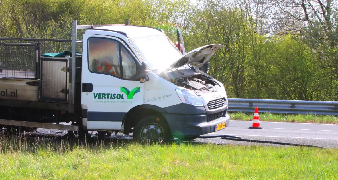Werkbus zwaar beschadigd door brand op de A7