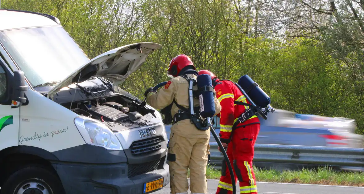 Werkbus zwaar beschadigd door brand op de A7 - Foto 2