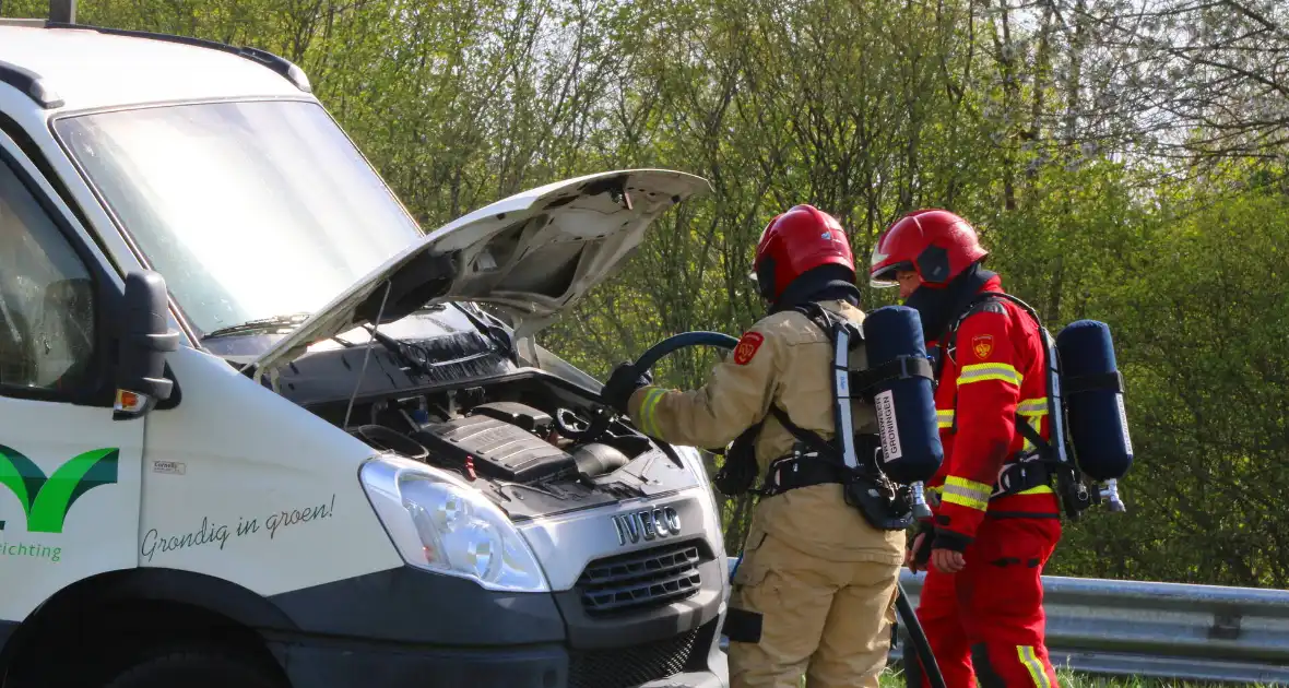 Werkbus zwaar beschadigd door brand op de A7 - Foto 3