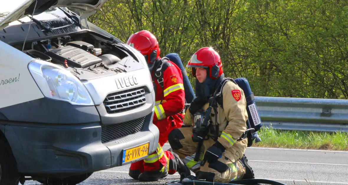 Werkbus zwaar beschadigd door brand op de A7 - Foto 4