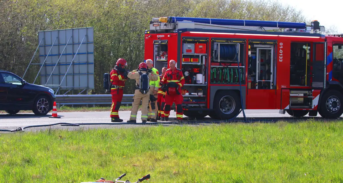 Werkbus zwaar beschadigd door brand op de A7 - Foto 5