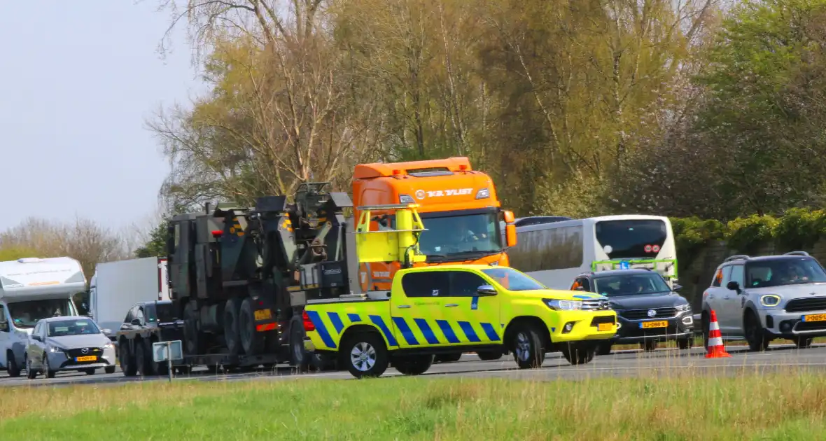 Werkbus zwaar beschadigd door brand op de A7 - Foto 7