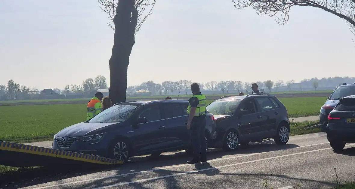 Kopstaart botsing tussen twee voertuigen - Foto 3