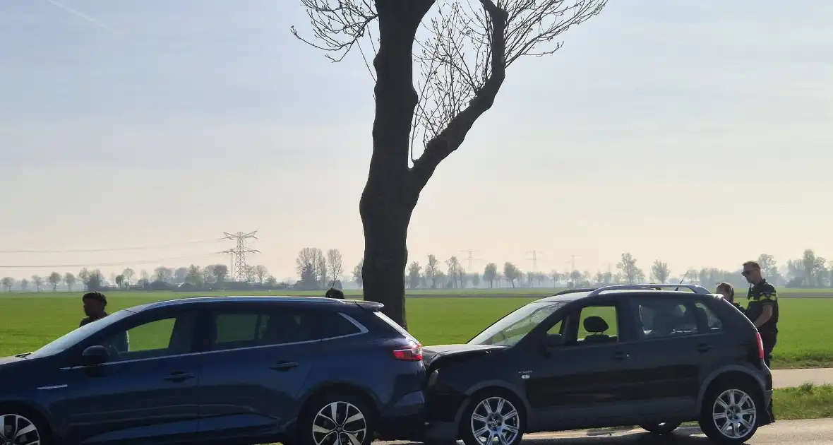 Kopstaart botsing tussen twee voertuigen - Foto 7