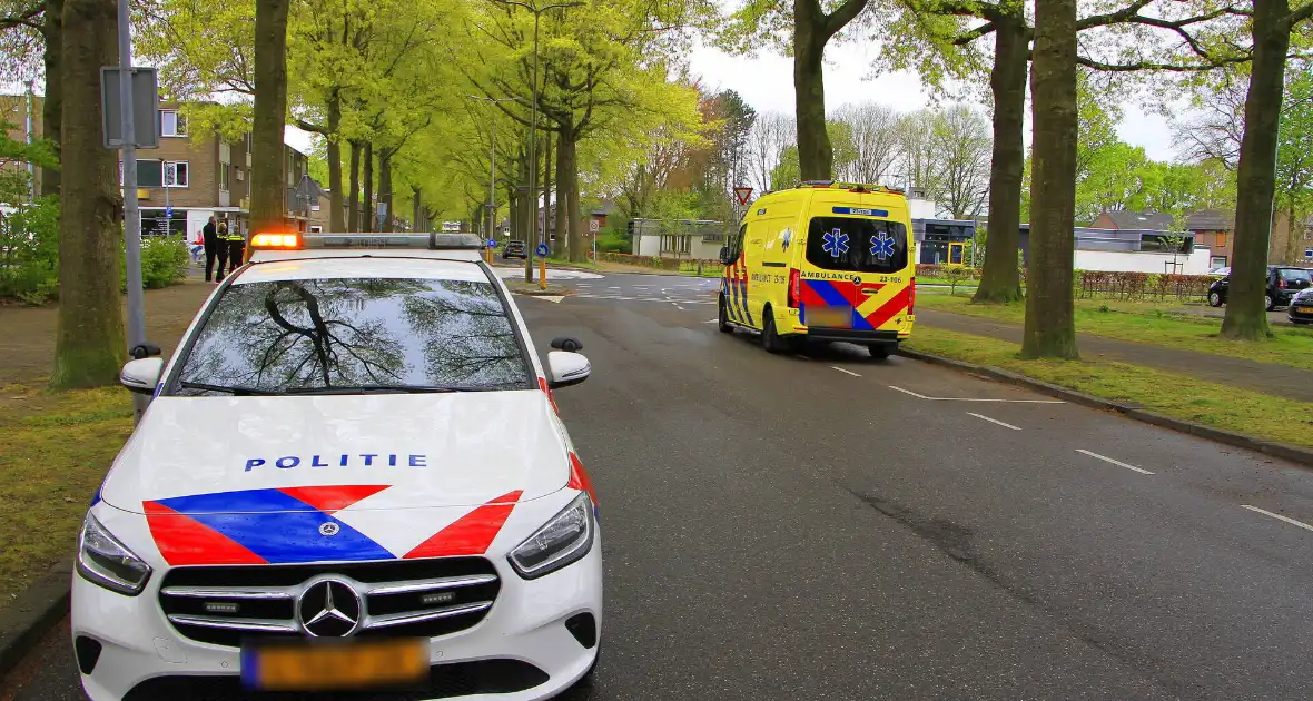 Scholier aangereden op rotonde door automobilist - Foto 1