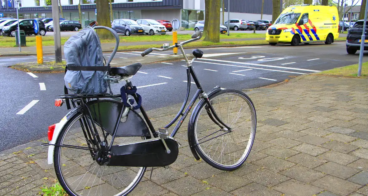Scholier aangereden op rotonde door automobilist - Foto 2