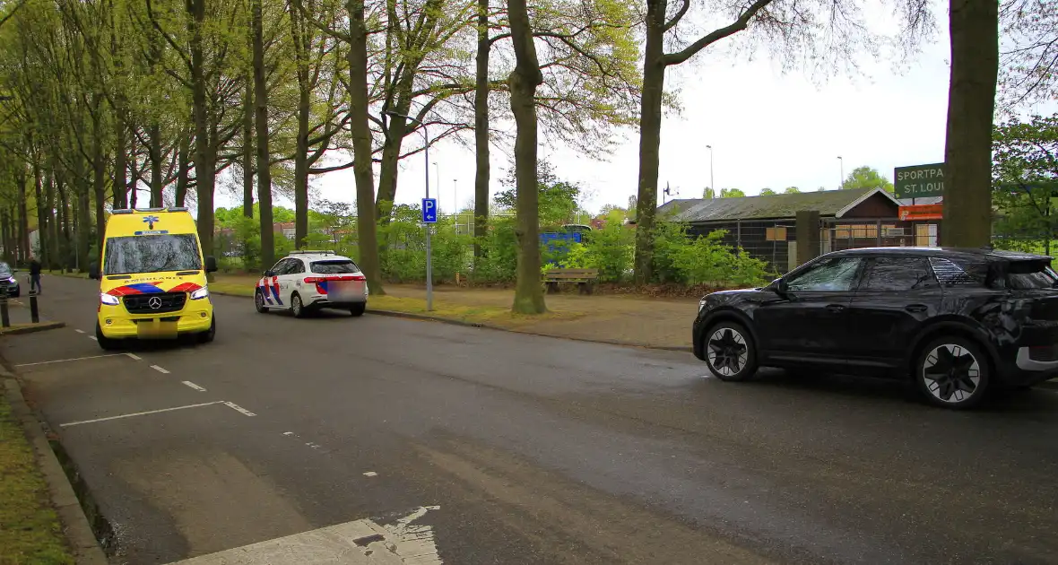 Scholier aangereden op rotonde door automobilist - Foto 3