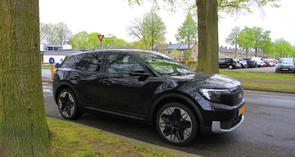 Scholier aangereden op rotonde door automobilist - Foto 4