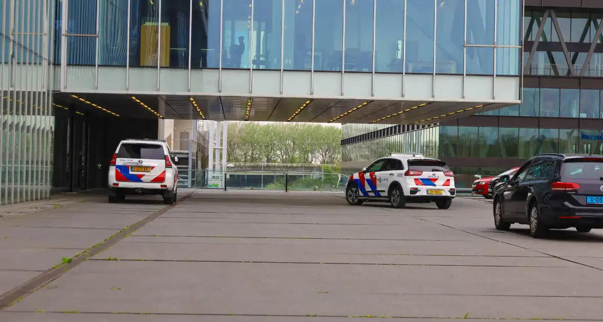 Politie aanwezig bij mogelijke steekincident