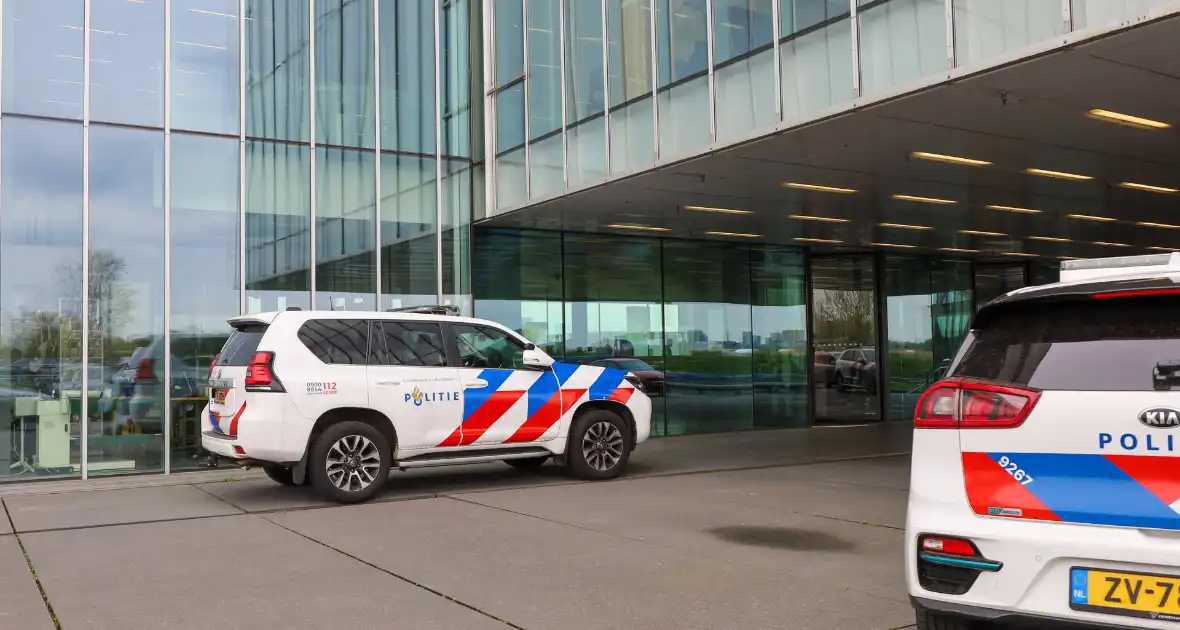 Politie aanwezig bij mogelijke steekincident - Foto 1