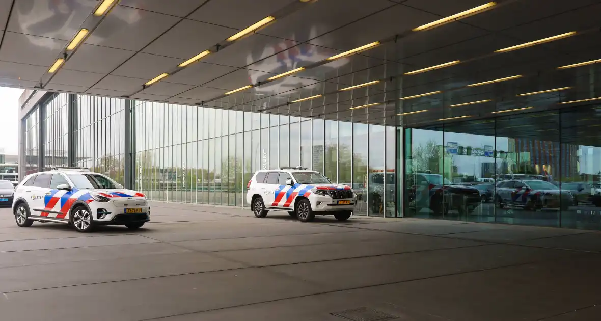 Politie aanwezig bij mogelijke steekincident - Foto 2