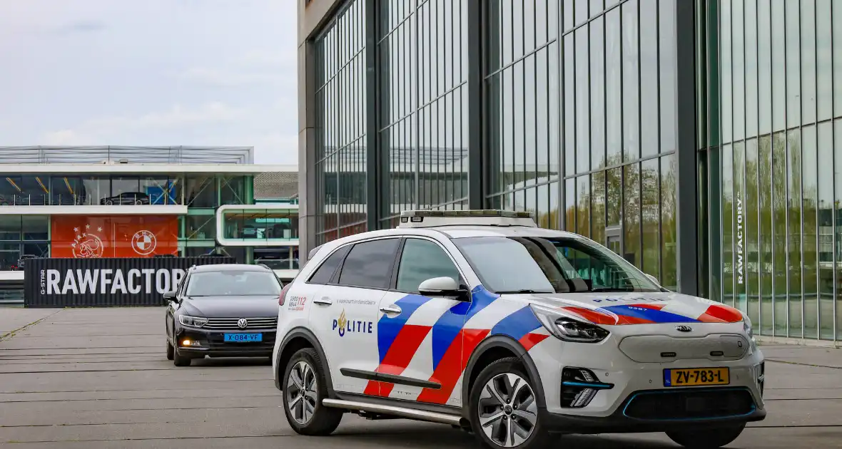 Politie aanwezig bij mogelijke steekincident - Foto 3