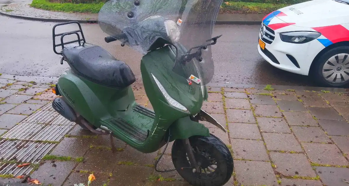 Aanrijding tussen scooter en personenauto - Foto 1