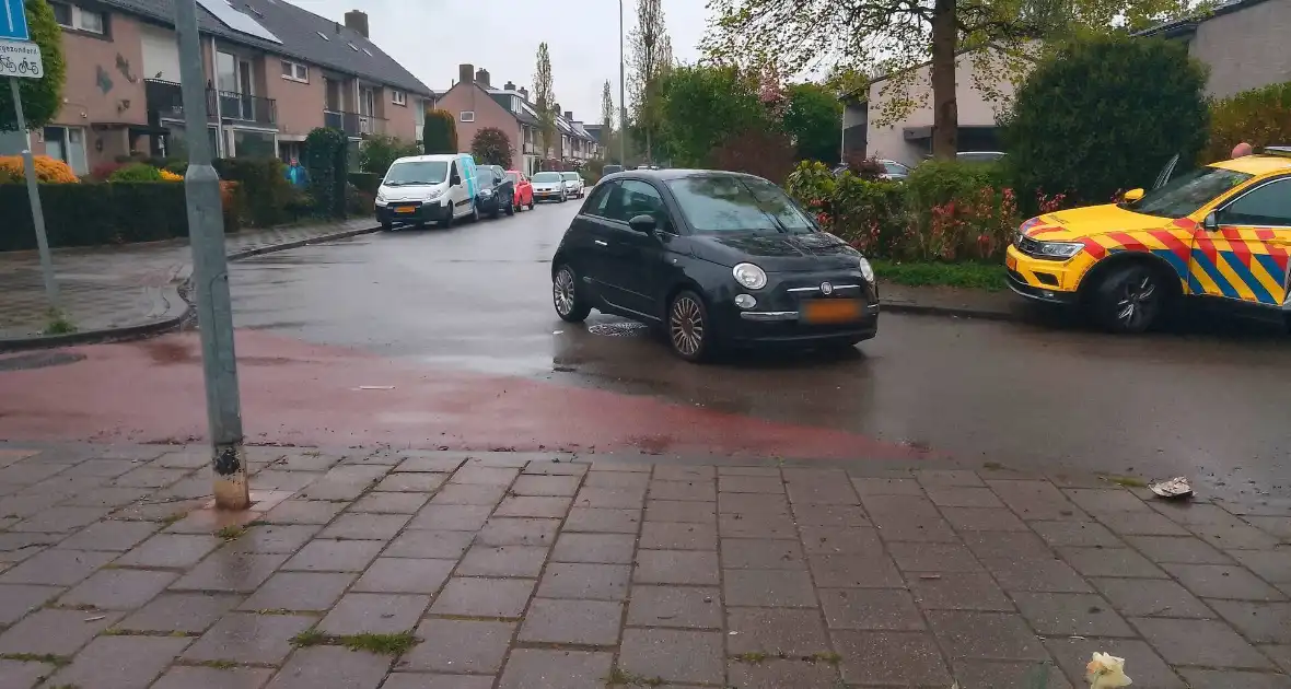 Aanrijding tussen scooter en personenauto - Foto 2
