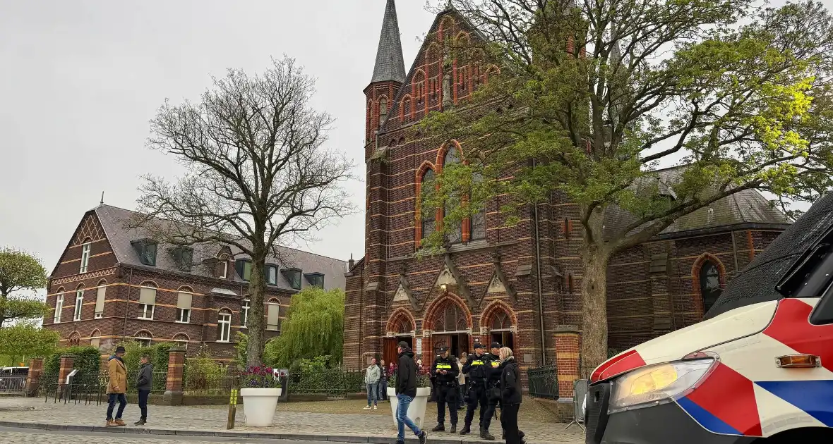 Extra veiligheidsmaatregelen bij protest tegen asielzoekerscentrum - Foto 1