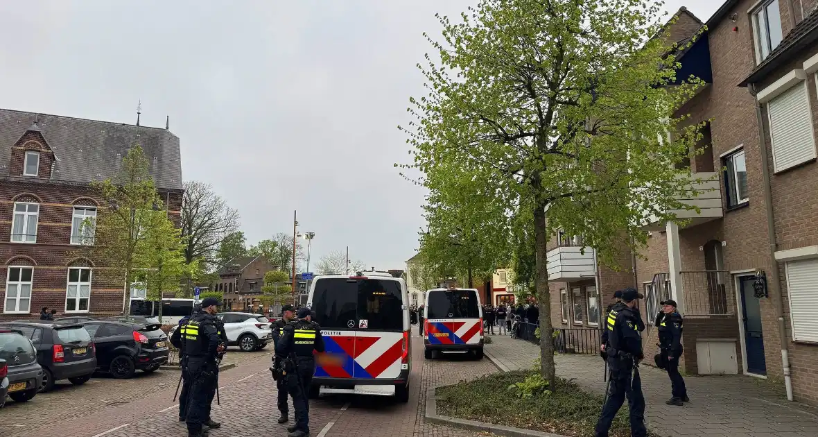 Extra veiligheidsmaatregelen bij protest tegen asielzoekerscentrum - Foto 2