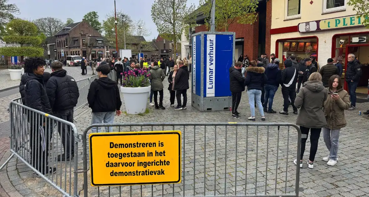 Extra veiligheidsmaatregelen bij protest tegen asielzoekerscentrum - Foto 4