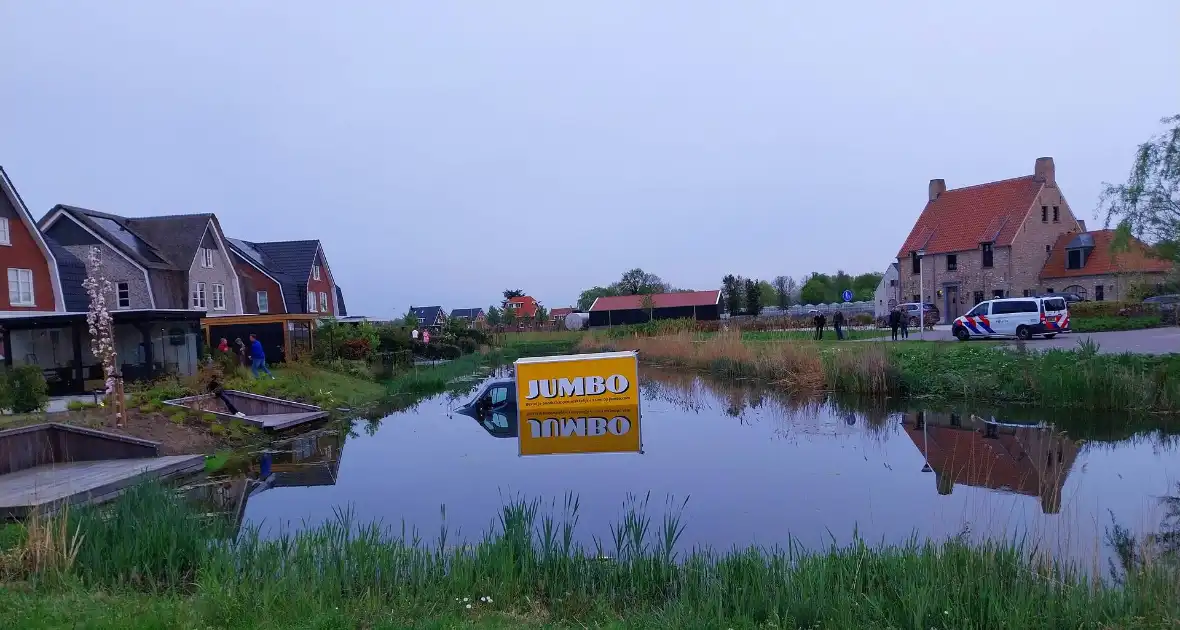 Bedrijfsbus belandt in vijver
