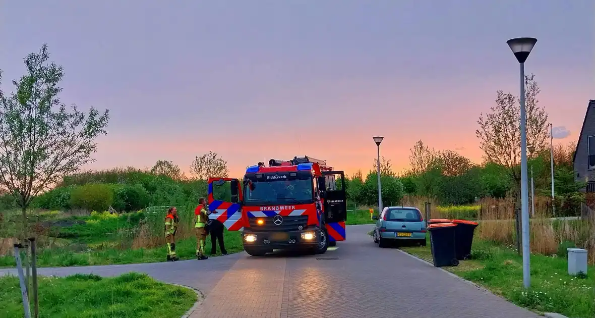 Bedrijfsbus belandt in vijver - Foto 1