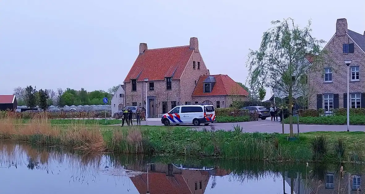 Bedrijfsbus belandt in vijver - Foto 2