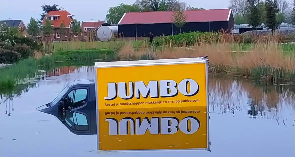 Bedrijfsbus belandt in vijver - Foto 3