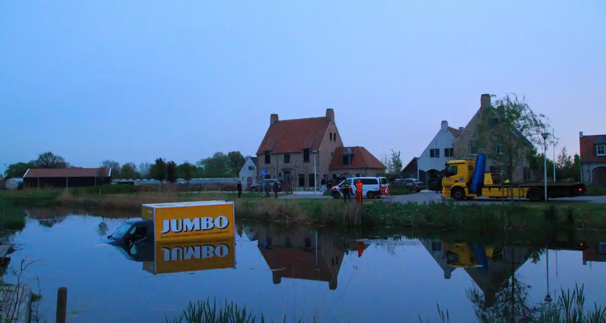 Bedrijfsbus belandt in vijver - Foto 5