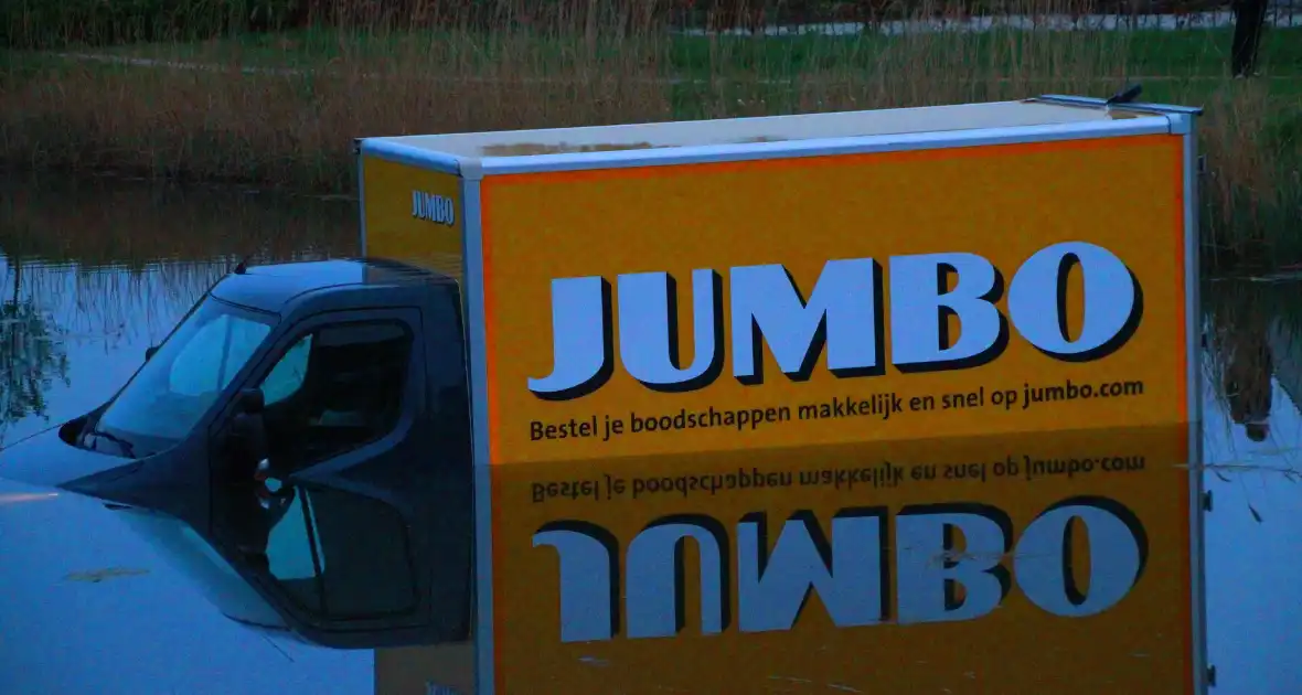 Bedrijfsbus belandt in vijver - Foto 6