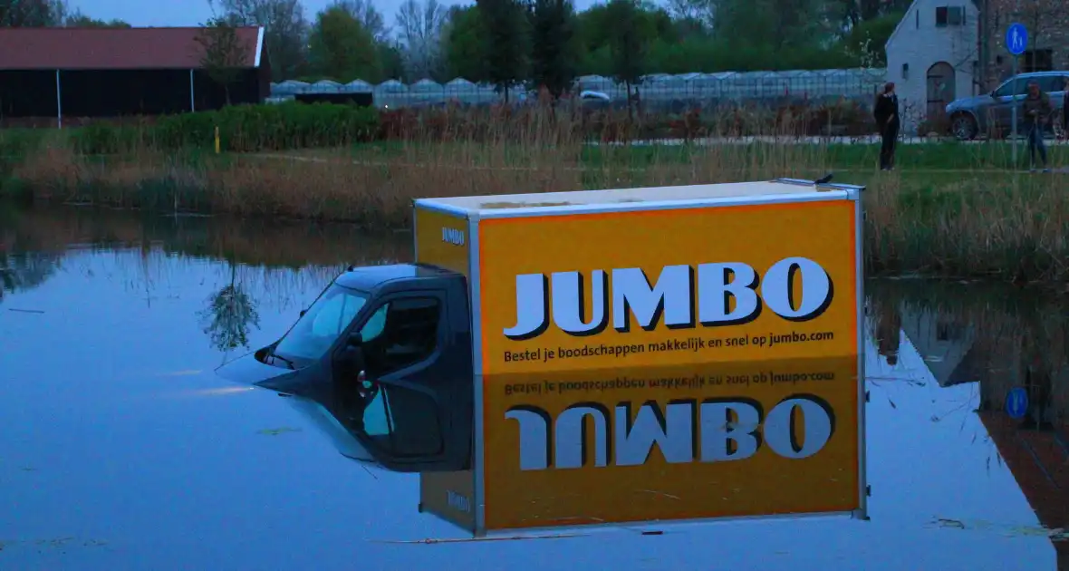 Bedrijfsbus belandt in vijver - Foto 7