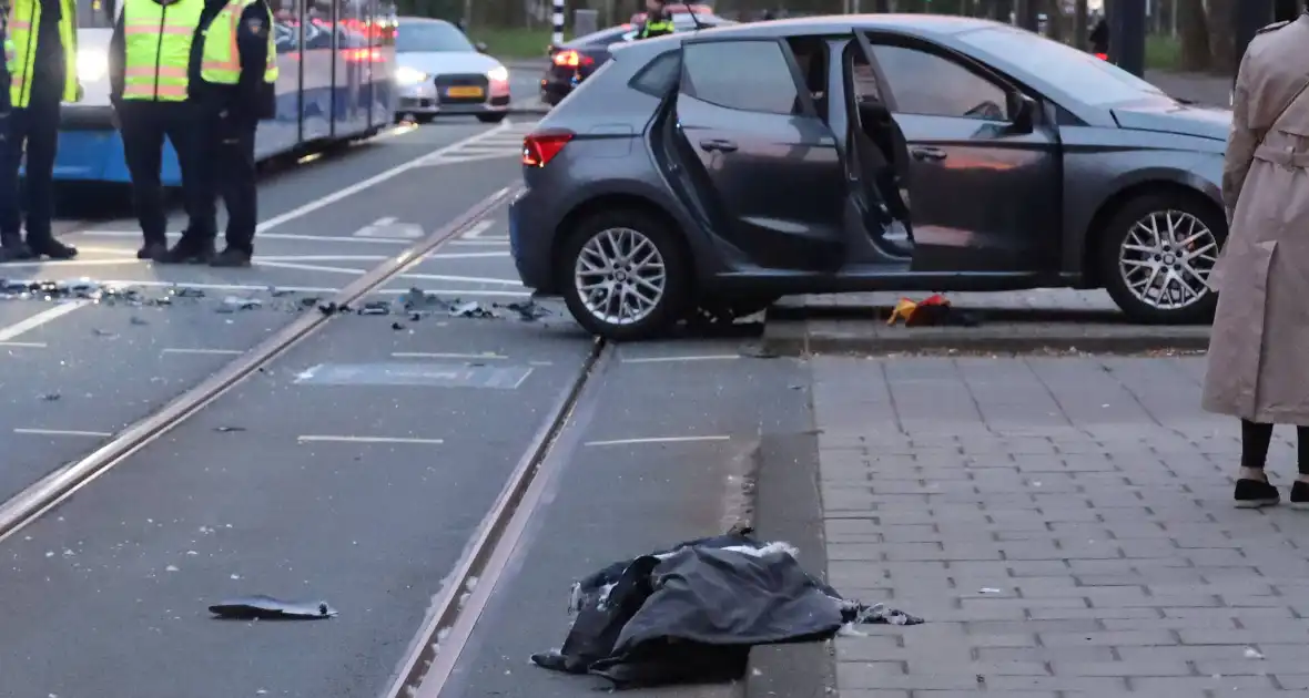 Zwaar ongeval tussen twee voertuigen - Foto 2