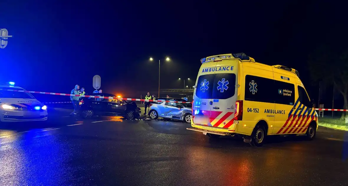Veel schade na aanrijding op kruising
