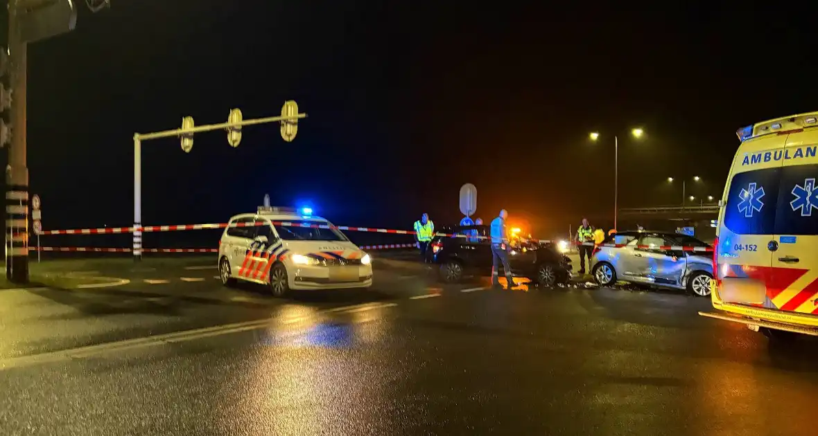 Veel schade na aanrijding op kruising - Foto 1