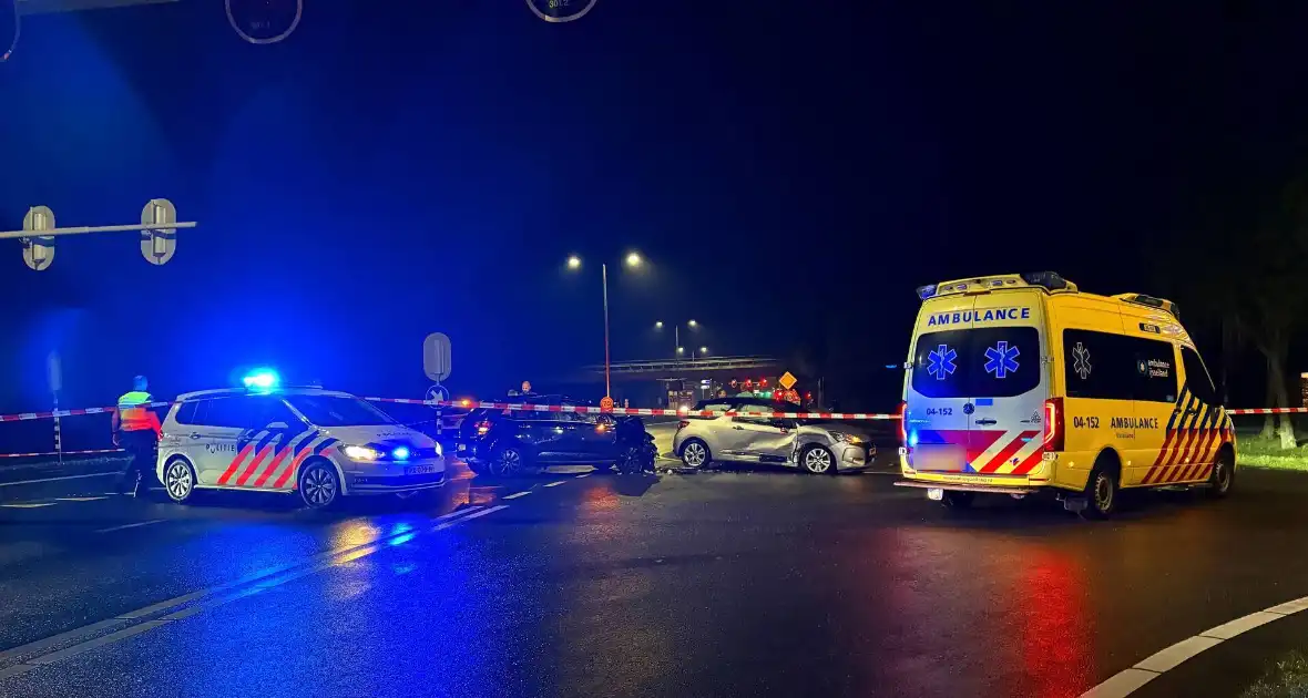 Veel schade na aanrijding op kruising - Foto 2