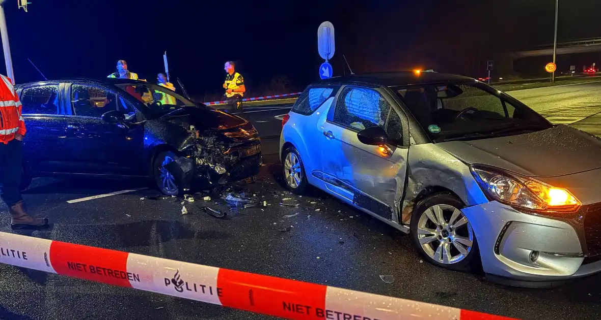 Veel schade na aanrijding op kruising - Foto 3