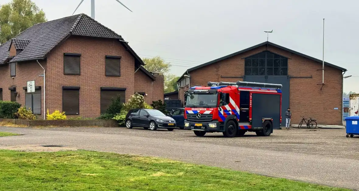 Meerdere brandweer eenheden ingezet voor brand in loods