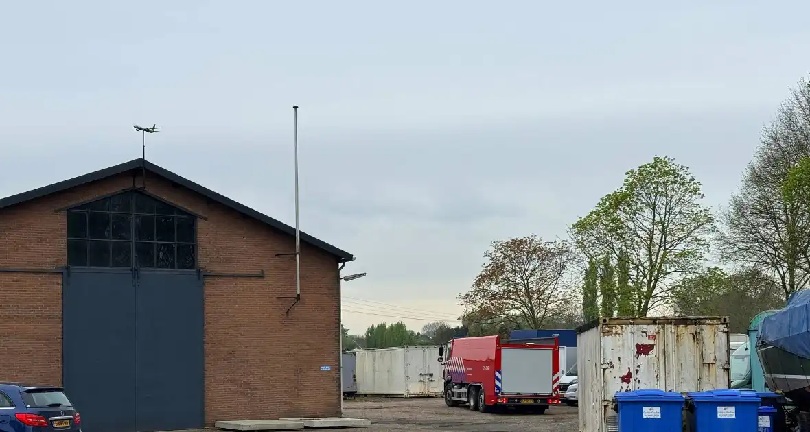 Meerdere brandweer eenheden ingezet voor brand in loods - Foto 2