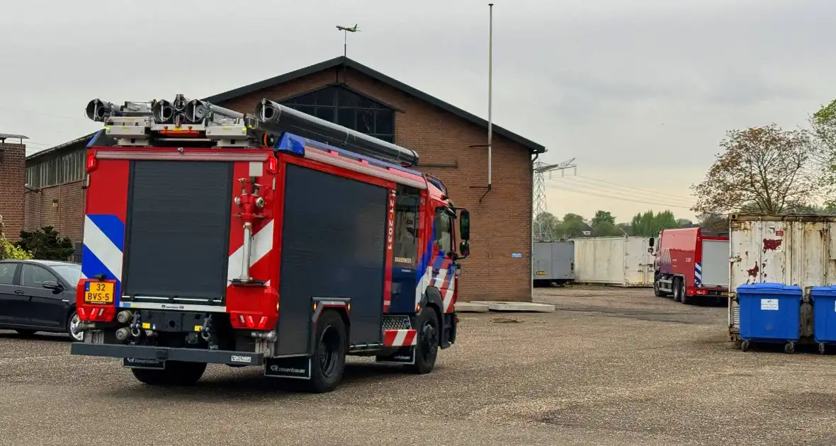 Meerdere brandweer eenheden ingezet voor brand in loods - Foto 3