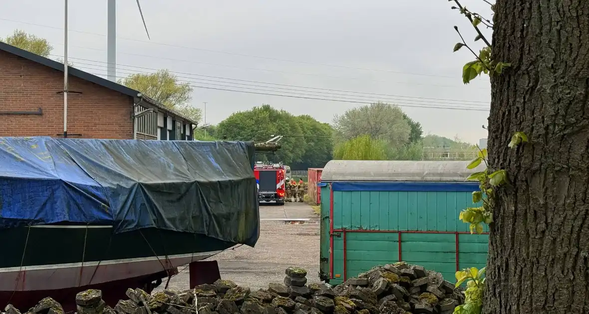 Meerdere brandweer eenheden ingezet voor brand in loods - Foto 4