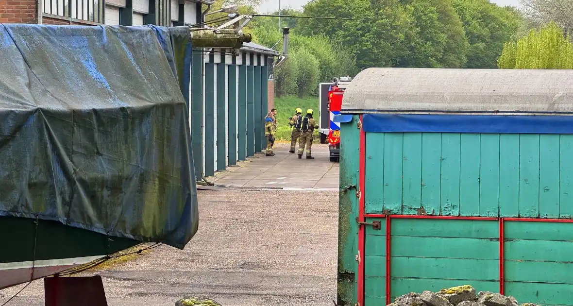 Meerdere brandweer eenheden ingezet voor brand in loods - Foto 5