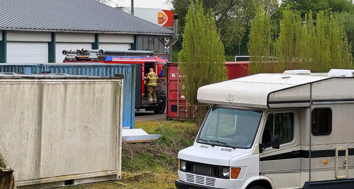 Meerdere brandweer eenheden ingezet voor brand in loods - Foto 7