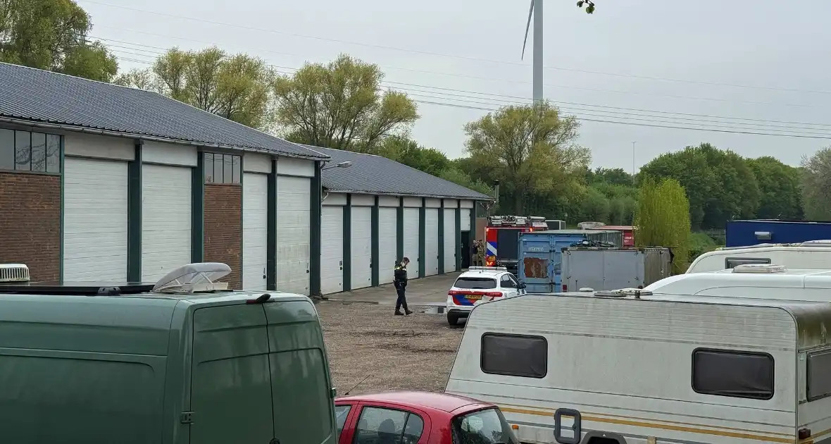 Meerdere brandweer eenheden ingezet voor brand in loods - Foto 8