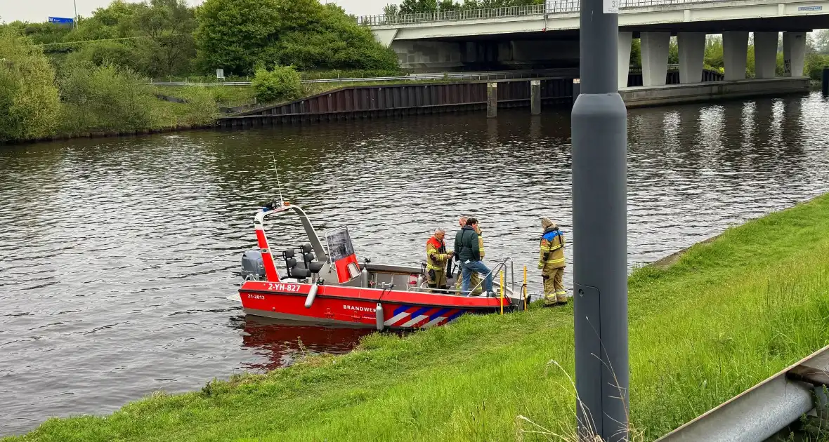 Meerdere brandweer eenheden ingezet voor brand in loods - Foto 9