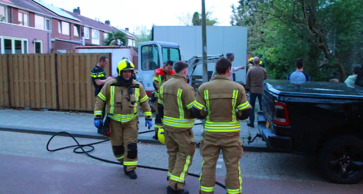 Brand in coniferen haag snel onder controle door snelle inzet - Foto 2